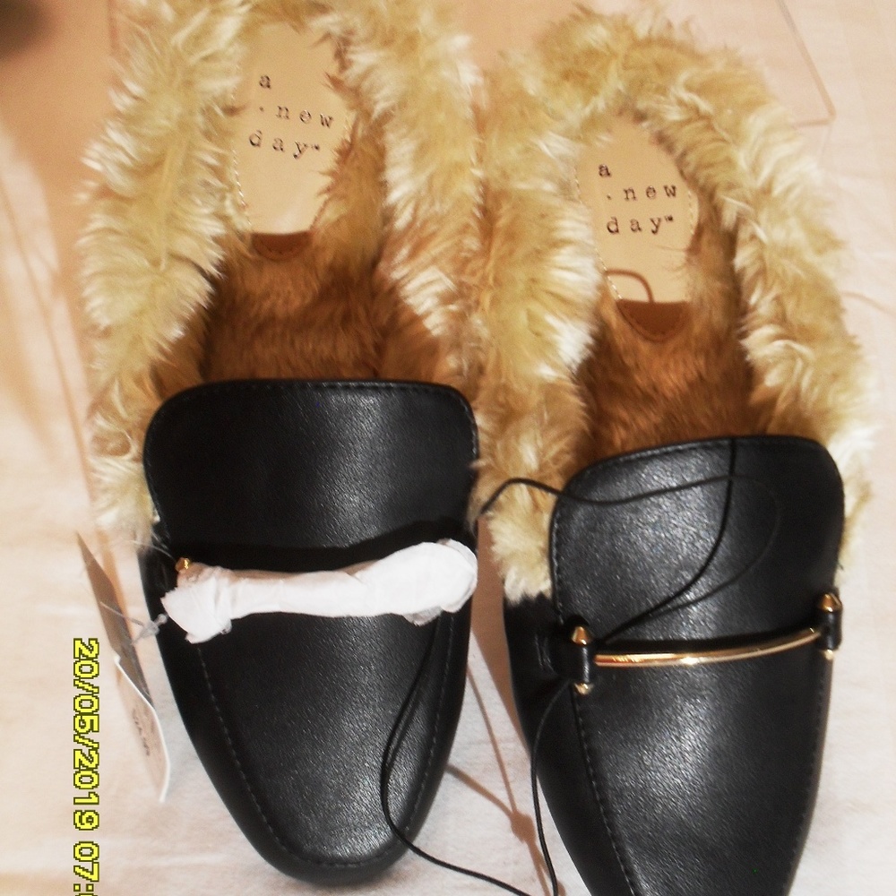 NEW WOMEN'S SIZE 6 SLIP ON SLIPPERS